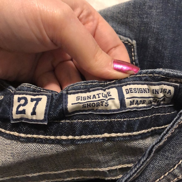 Miss Me Boho Aztec Embroidered Signature Denim Jean Shorts Size 27 Raw Hem - Picture 11 of 11